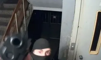 Въоръжени и маскирани мъже влязоха в блок в столичния квартал