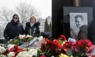 Майката на руския опозиционен лидер Алексей Навални посети гроба му