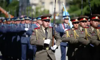 Осветиха бойните знамена и знамената-светини в Деня на Българската армия