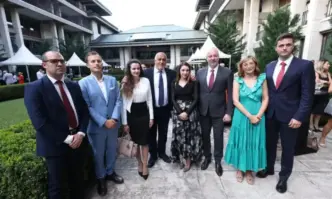 За мен беше чест да се поздравя и да разменя