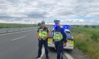 Двама полицаи спасиха жена, започнала да ражда в задръстване в Бургас