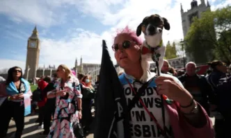 Хиляди протестиращи за правата на транссексуалните се събраха на парламентарния