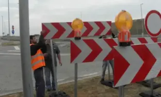 Започна монтирането на разделителни колчета по пътя Русе Бяла Отсечката е