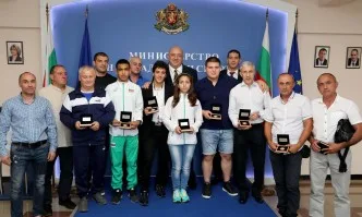 Министър Кралев награди медалистите от Европейското първенство по борба за кадети