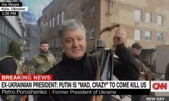 Бившият украински президент Петро Порошенко тръгна с автомат по улиците