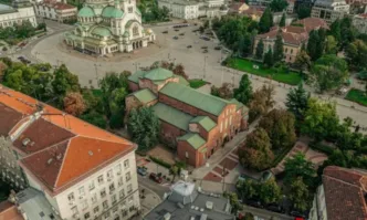 Теренът до патриаршеската катедрала Св Александър Невски не е паркинг а