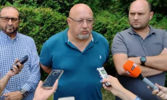 В оставащите му броени дни на държавния пост областният управител