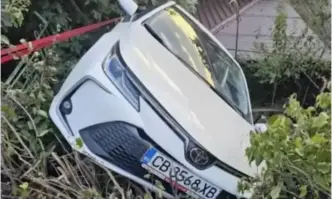 Кола изхвърча от пътя и се приземи в двора на къща в Пловдив