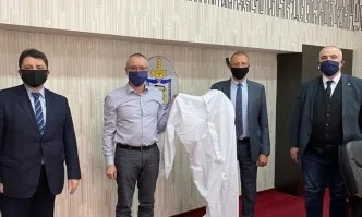 Депутати от ГЕРБ дариха 85 защитни облекла на Медицинския институт на МВР