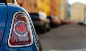 ЕС въвежда задължителни задни светлини на колите и през деня