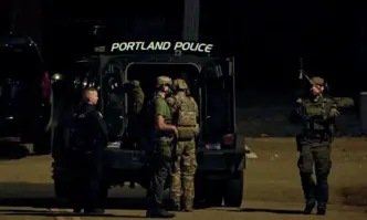 Жена оцеляла при стрелбата Лежах върху дъщеря сиВсе повече стават