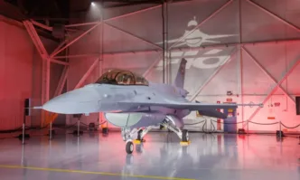 Първият изтребител F 16 BLOCK 70 кацна на българска земя За официалното