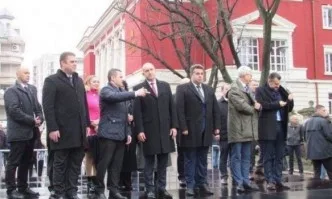 Фотобомба: Кметът на Русе размахва среден пръст пред Радев