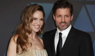 Носителката на Оскар Хилари Суонк и съпругът ѝ Филип Шнайдер