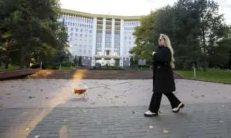 Гласоподавателите в Молдова гласуват за президент и на референдум за