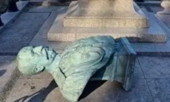 Посегателство: Изкъртиха паметника на граф Игнатиев във Варна