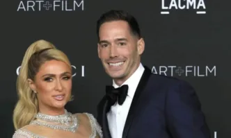 Американските медии съобщиха че момченцето е родено чрез сурогатна майкаПарис