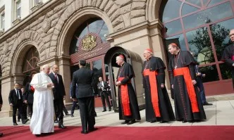 Президентът с гаф при срещата с папата