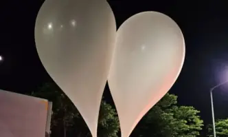 Северна Корея е пуснала най малко 150 балона носещи боклук в