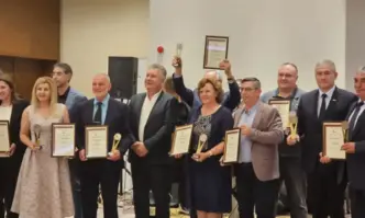 Награда за предприемчива община получи кметът на Ловеч Корнелия Маринова на форум в Правец