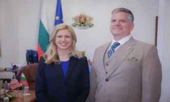 Председателят на Народното събрание Михаела Доцова разговаря с временно управляващия