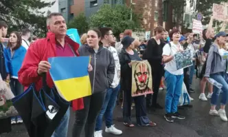 След взрива на Нова Каховка: Протест пред руското посолство в София (ВИДЕО И СНИМКИ)