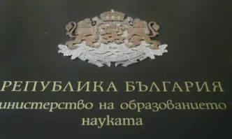 МОН: Няма да бъде допусната репресия към учители, ученици и родители