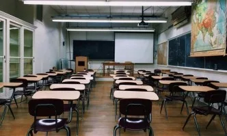 МОН: За момента няма решение за връщането на учениците в класните