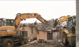 Събарят незаконни ромски къщи в Стара Загора