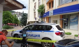 Смела служителка на банката в Дупница е заключила обирджията, който е задържан