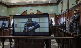 Пред съда опозиционерът атакува военната инвазия в УкрайнаИзвестният руски опозиционер