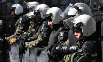 НАТО съобщи че изпраща допълнителни сили в Косово след сблъсъците