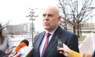 Анализирайки тези предложения се колебая дали да се чувствам горд