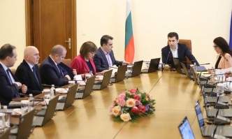 Андролова: Когато правителството се проваля шумно, веднага започва да лови шпиони