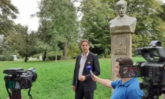 Кандидат депутати на ГЕРБ СДС граждани и общественици поднесоха венци пред бюста