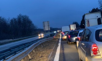 Огромно задръстване от автомобили се е образувало на АМ Тракия