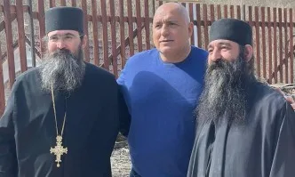 Съветници на Радев бесни, че Борисов е тачен от църквата