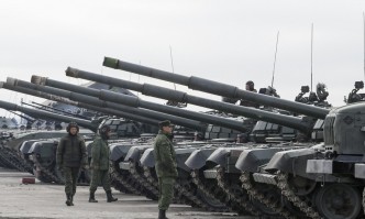 Великобритания достави на Украйна три самолета тежко въоръжение