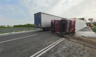 ТИР разсипа тонове картофи на Тракия след зрелищна катастрофа