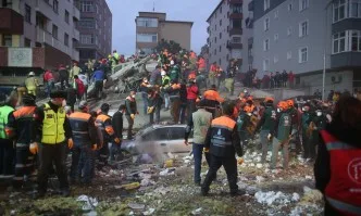 Жилищен блок се срина до основи в Истанбул, има жертви (ВИДЕО)