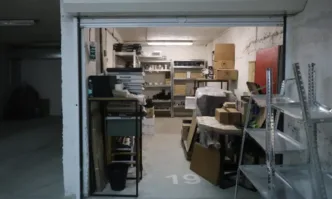 Икономическа полиция към СДВР разкри гаражи с вейпове, тютюн и райски газ (СНИМКИ)