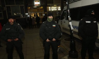 Янев избяга от протестиращите пред БНТ