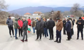 Животновъди блокираха главния път за Гърция в знак на протест