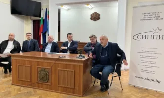 Транспортът пътищата и железопътната мрежа са изключително важен елемент за