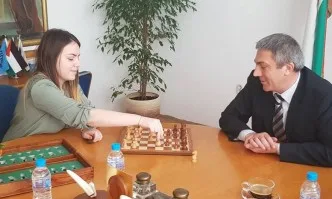 Карадайъ премери сили с 15-годишна шампионка по шах