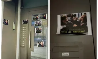 Входът на улица Шишман 18 където живее Кирил Петков осъмна