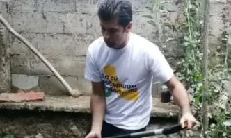 Кирил Петков се клонира: Снима се в София докато рине кал в Карловско (ВИДЕО)