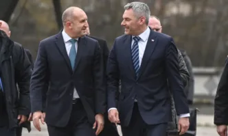 Държавният глава Румен Радев и австрийският канцлер Карл Нехамер провериха