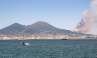 Италианските пожарникари се борят с горски пожар по склоновете на