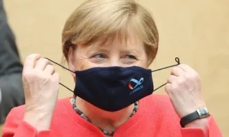 Меркел с маска за пръв път от началото на епидемията